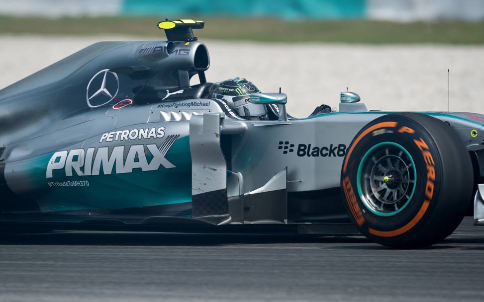Il massaggio sulla Mercedes di Rosberg: 